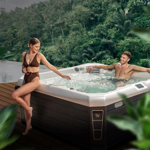 Cada cu hidromasaj Wellis - Wellis_palermo_Life_hot_tub_lifestyle.jpg